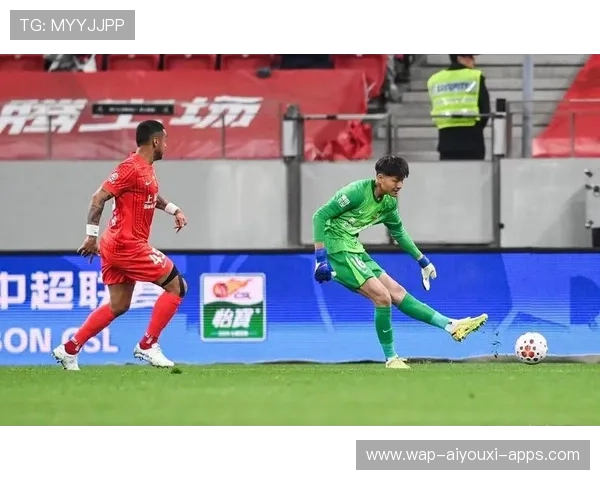 武磊在热身赛中单刀推射得分，助上海海港热身赛取胜